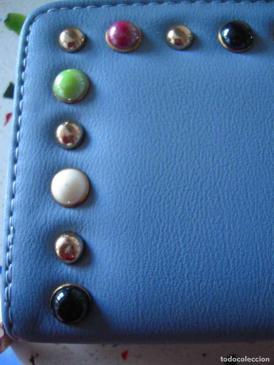 Nuevo: Cartera azul tachas multicolores - Foto 2