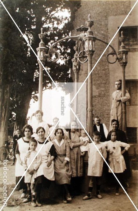 Neu: CASTELLON EN ELRECUERDO, FOTO FAMILIAR EN ANTIGUO POZO DE LA BASILICA DE NUESTRA SE&Ntilde;ORA DEL LLEDO