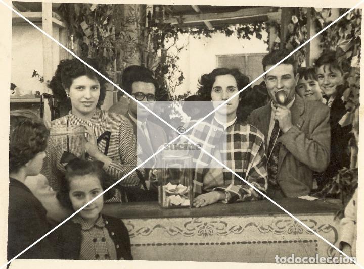 Nuovo: GENTE DE CASTELLON EN EL RECUERDO EL JOVEN JEYLO CON UNAS SE&Ntilde;ORITAS EN LA TOMBOLA DE CARIDAD
