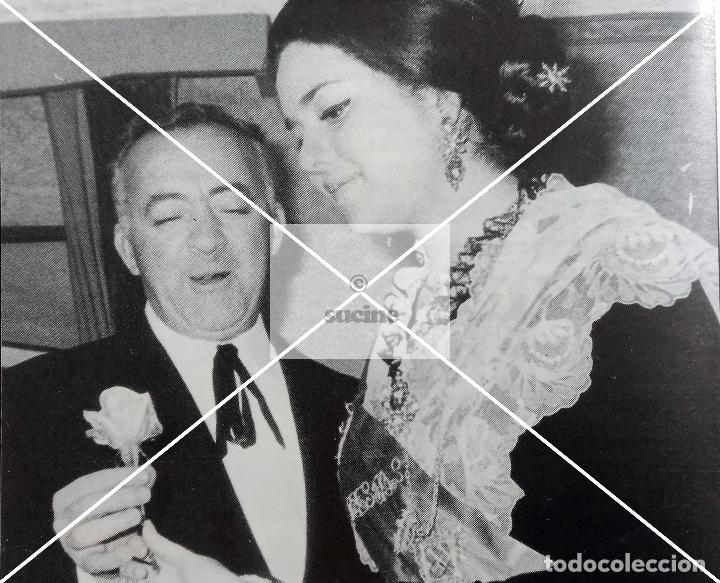 Novo: GENTE DE CASTELLON EN EL RECUERDO MIQUEL PERIS ENTREGA LA FLOR NATURAL A LA REINA DE LAS FIESTAS