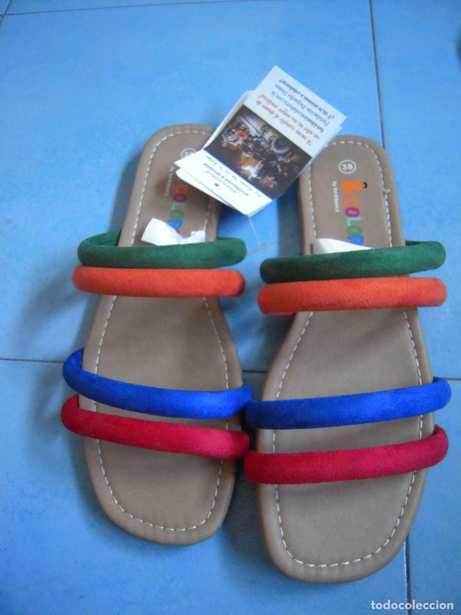 Nuevo: Sandalia plana multicolor talla 38 - Foto 1
