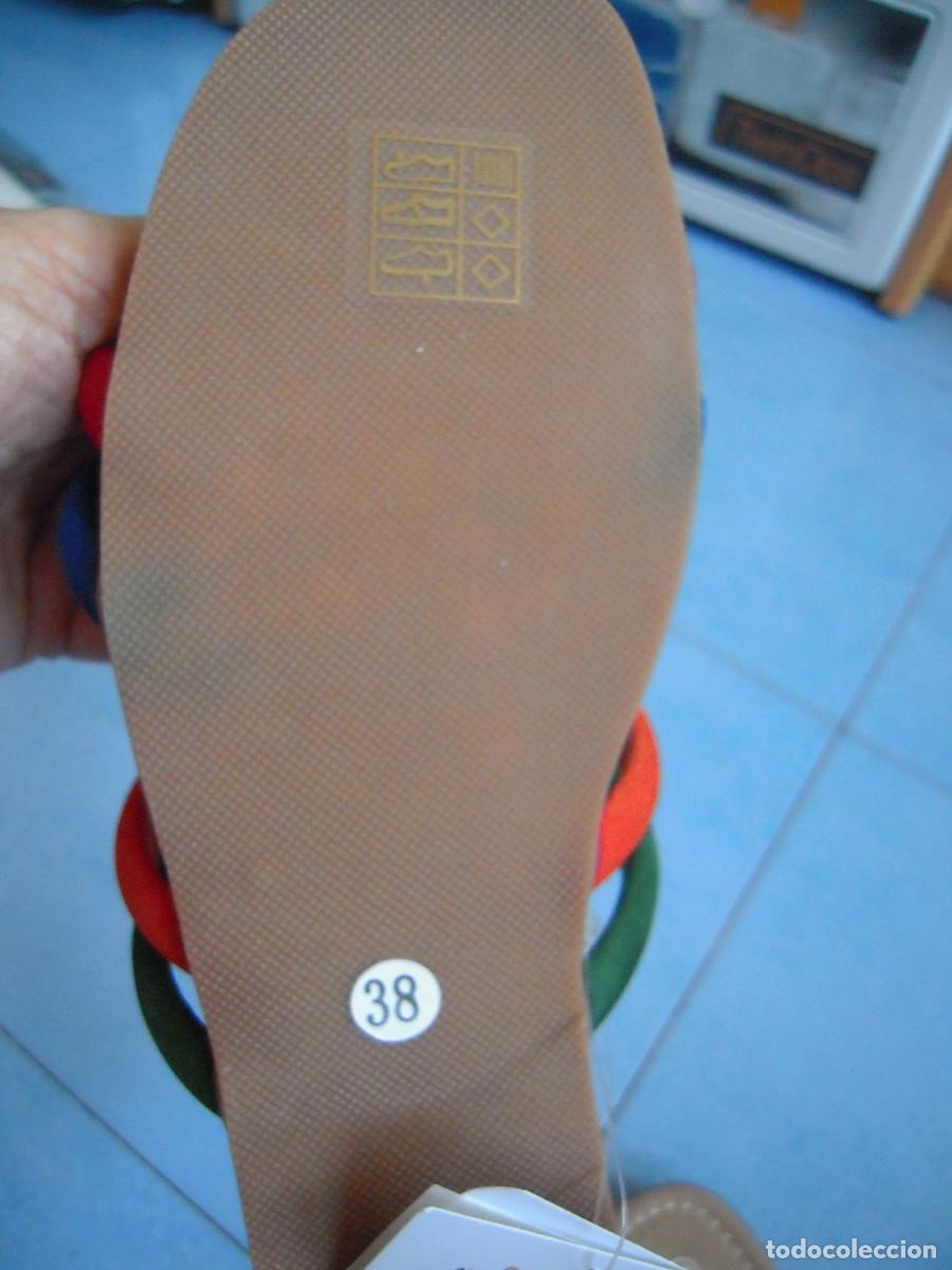 Nuevo: Sandalia plana multicolor talla 38 - Foto 6