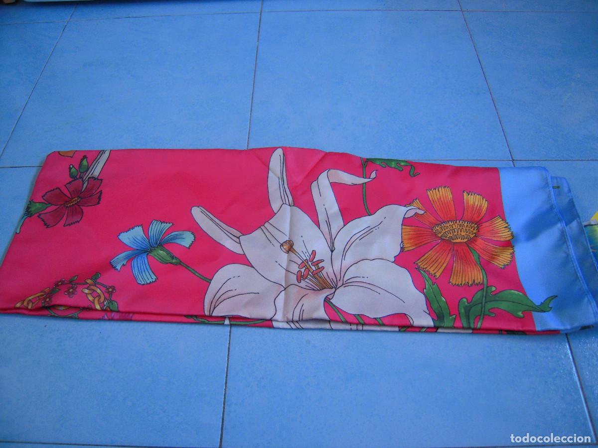 Nuevo: Pa&ntilde;uelo rojo con estampado floral - Foto 3