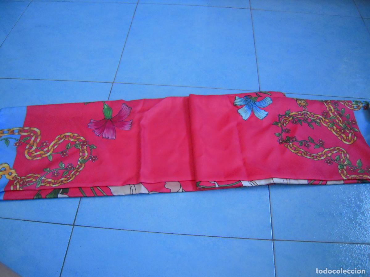 Nuevo: Pa&ntilde;uelo rojo con estampado floral - Foto 5