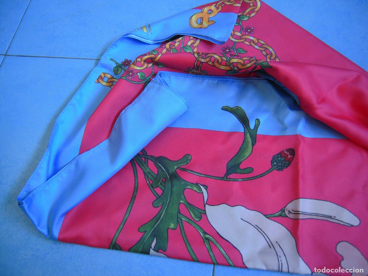 Nuevo: Pa&ntilde;uelo rojo con estampado floral - Foto 6