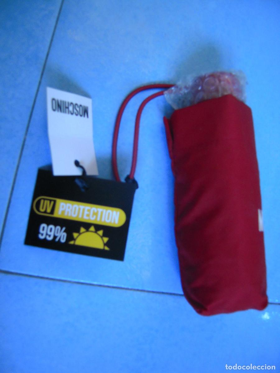Nuevo: Paraguas plegable Moschino granate - Foto 2