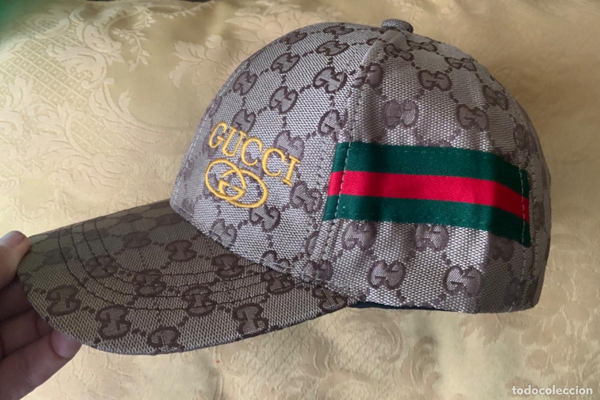 Nuevo: GORRA VISERA COLOR BEIG LOGOS EN DORADO - Foto 1