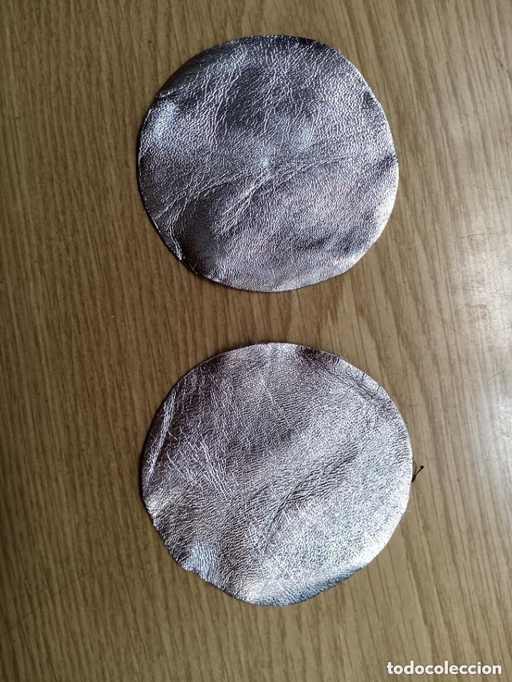 Nuevo: 2 POSAVASOS DE PIEL COLOR PLATA - Foto 1