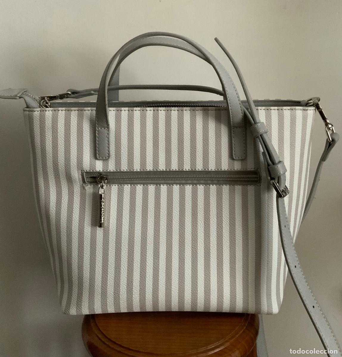 Nuevo: BOLSO CACHAREL SIN ESTRENAR GRIS Y BLANCO - Foto 2