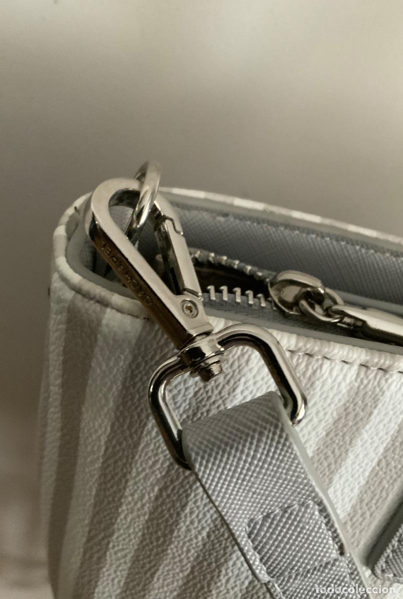 Nuevo: BOLSO CACHAREL SIN ESTRENAR GRIS Y BLANCO - Foto 4