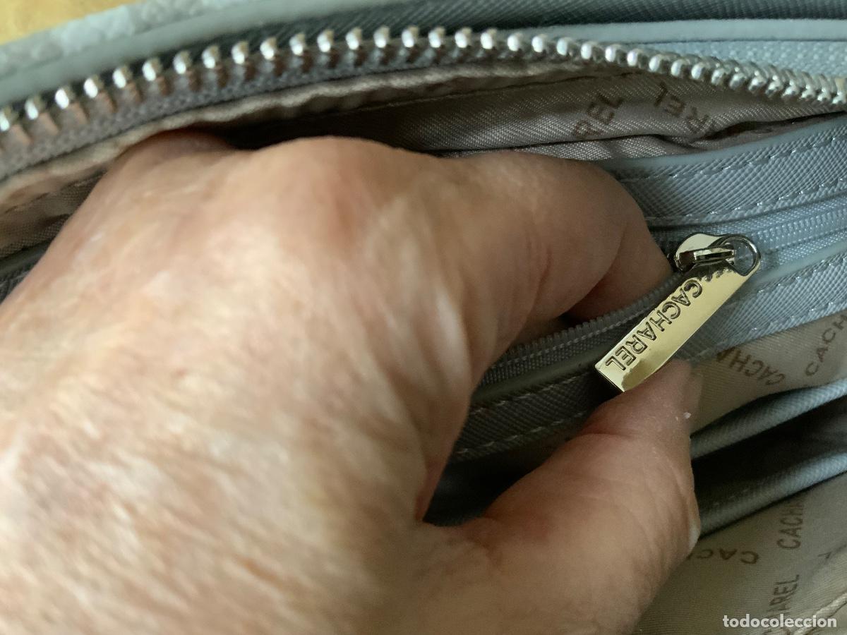 Nuevo: BOLSO CACHAREL SIN ESTRENAR GRIS Y BLANCO - Foto 8