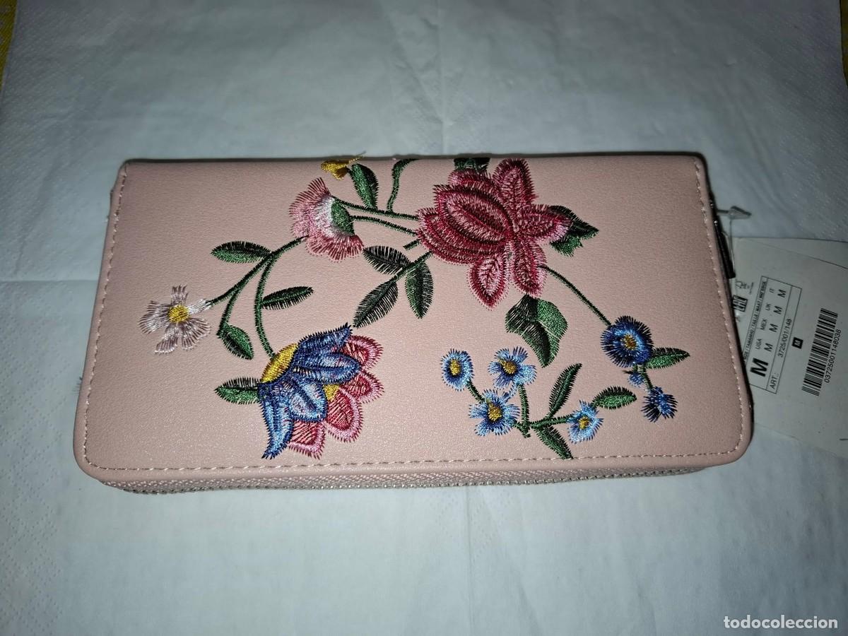 Nuevo: MONEDERO ROSA CON FLORES BORDADAS - Foto 1