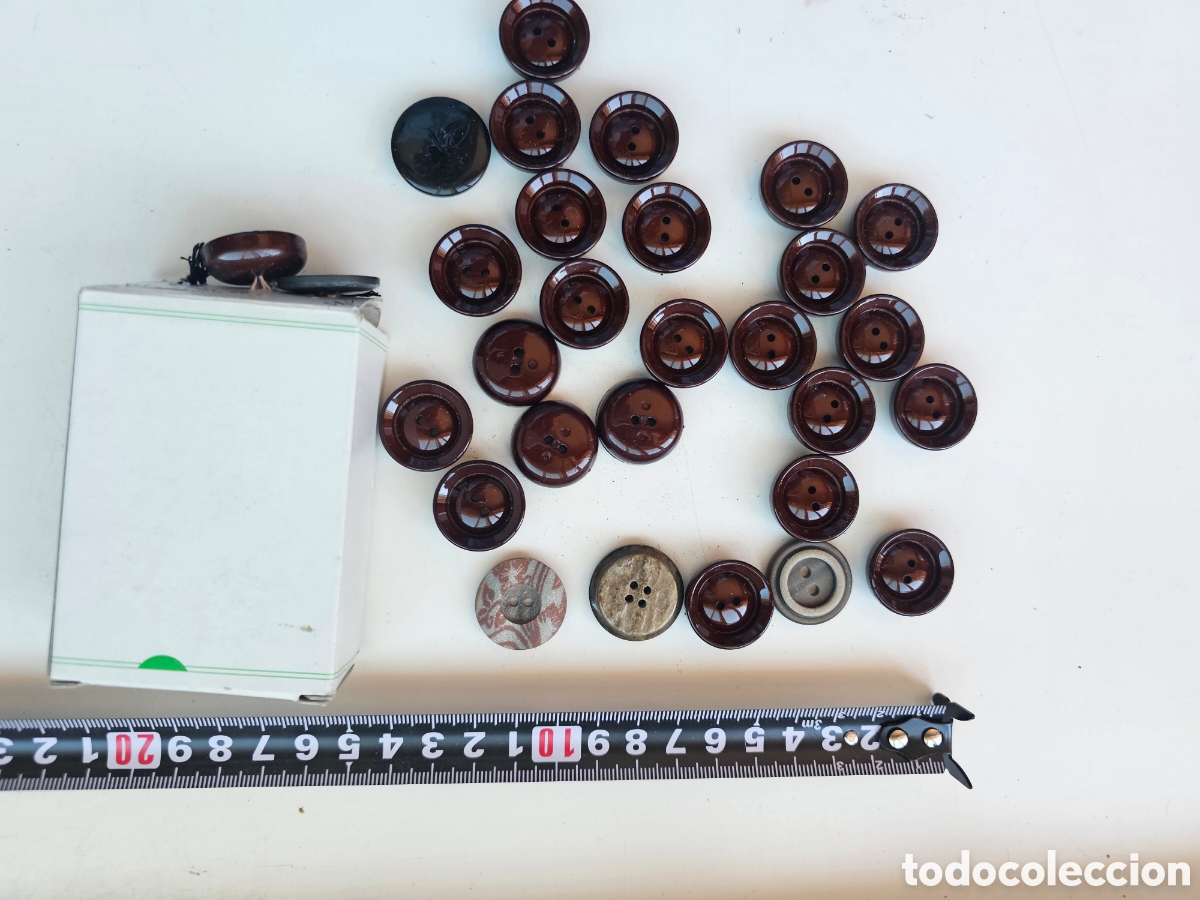 Nuevo: Caja de botones marr&oacute;n , la mayor&iacute;a son iguales - Foto 8