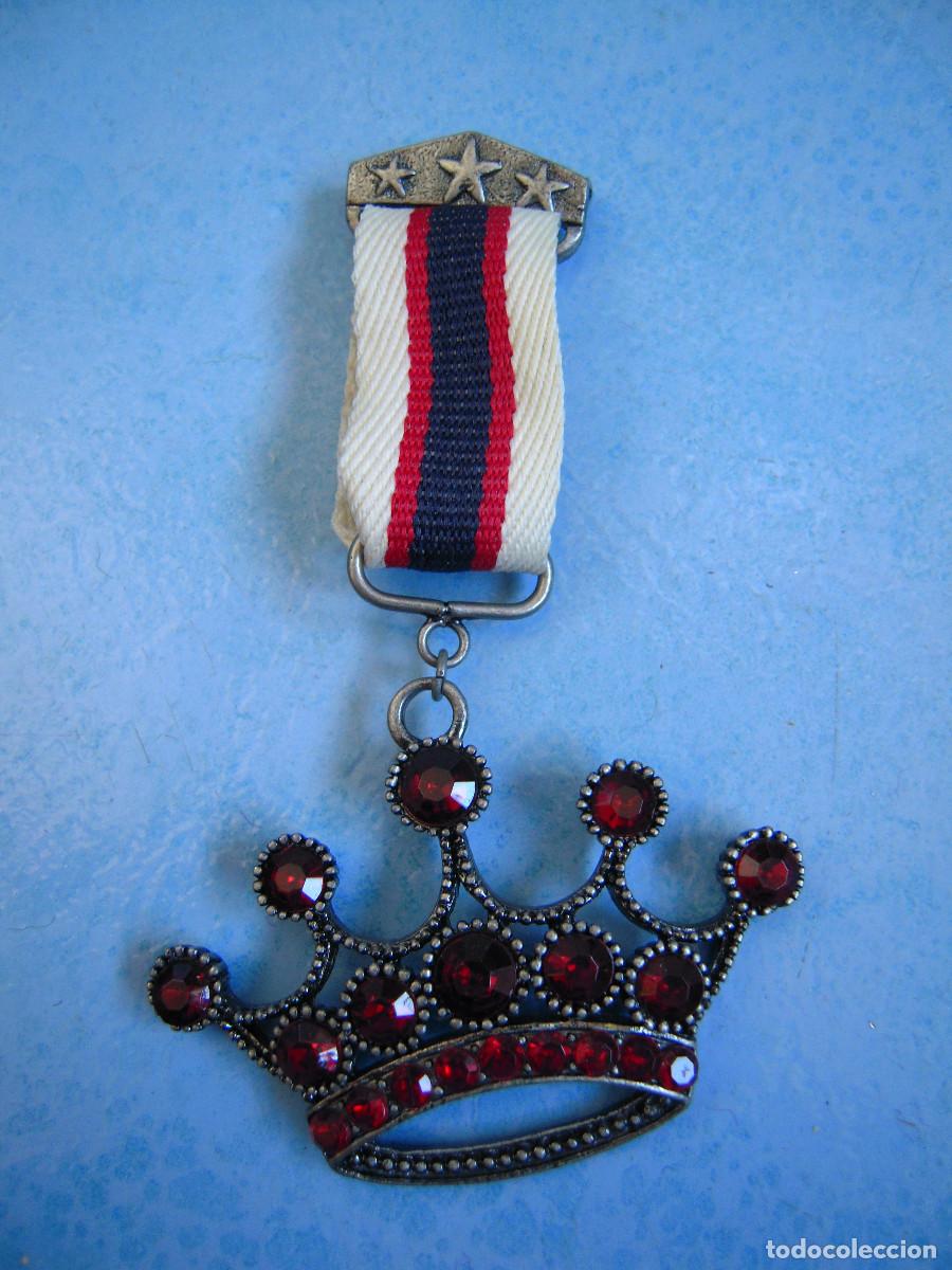 Nuevo: Broche tipo condecoraci&oacute;n corona roja - Foto 1