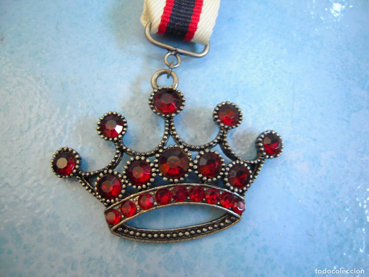 Nuevo: Broche tipo condecoraci&oacute;n corona roja - Foto 2