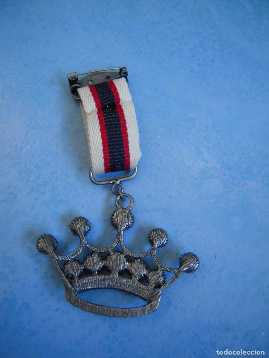 Nuevo: Broche tipo condecoraci&oacute;n corona roja - Foto 4
