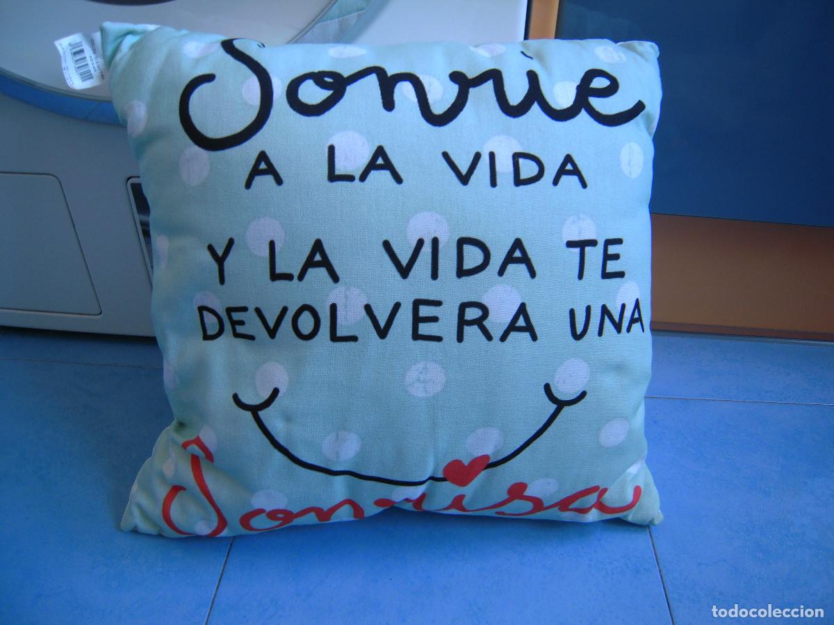 Nuevo: Coj&iacute;n frase Sonr&iacute;e a la vida - Foto 1