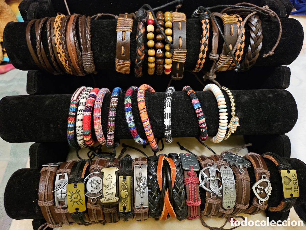 Nuovo: Gran lote de pulseras de diferentes modelos, con expositor incluido