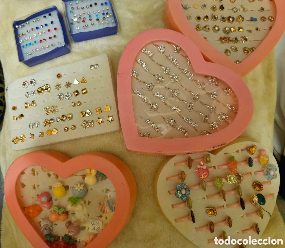 Neuf: Lote de pendientes y anillos de pl&aacute;stico para ni&ntilde;as