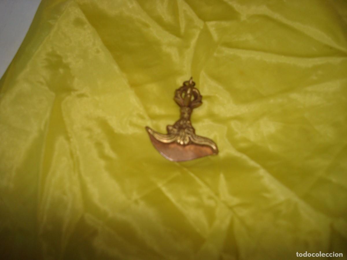 Nuevo: COLGANTE PHURBA TIBETANO EN BRONCE Y COBRE. 3 CM . PROCEDENCIA DE ORIGEN. *