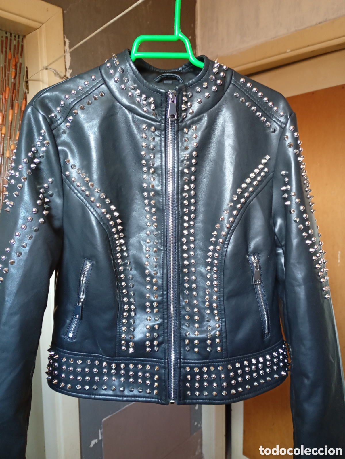 Nuevo: Chaqueta polipiel con tachuelas