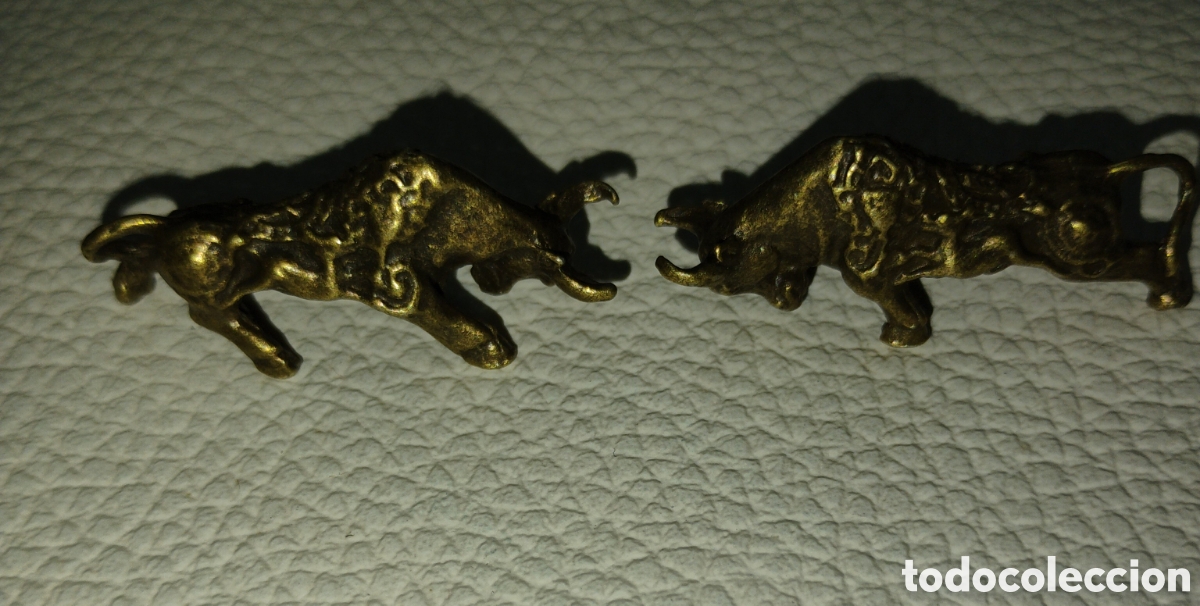 Nuevo: Dos toros peque&ntilde;os de bronce