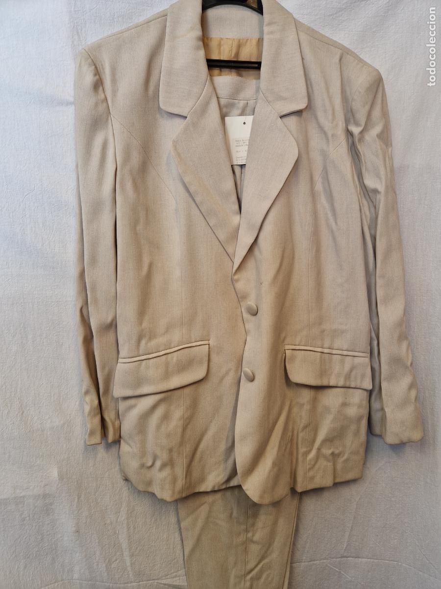 Nuevo: BONITO CONJUNTO DE PANTALON Y CHAQUETA PARA MUJER. COLOR CREMA. TALLA 46