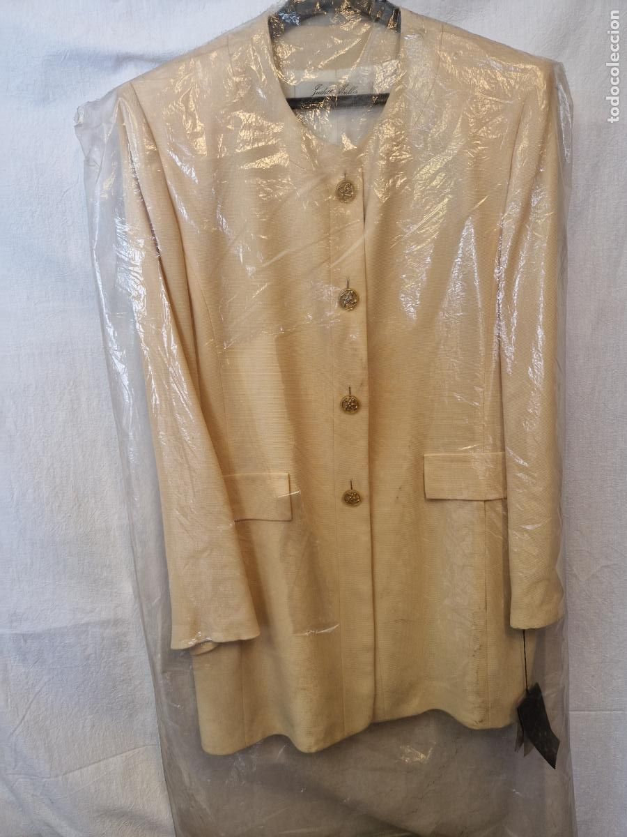 Nuevo: BONITO CONJUNTO DE CHAQUETA Y FALDA VINTAGE PARA MUJER. COLOR CREMA. TALLA 46