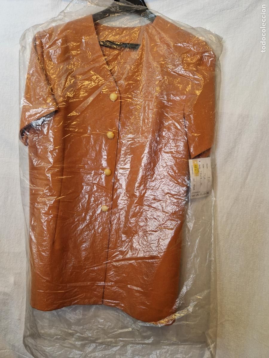 Nuevo: BONITO TRAJE PARA MUJER DE FALDA Y CAMISA. COLOR NARANJA. TALLA 44. NUEVO