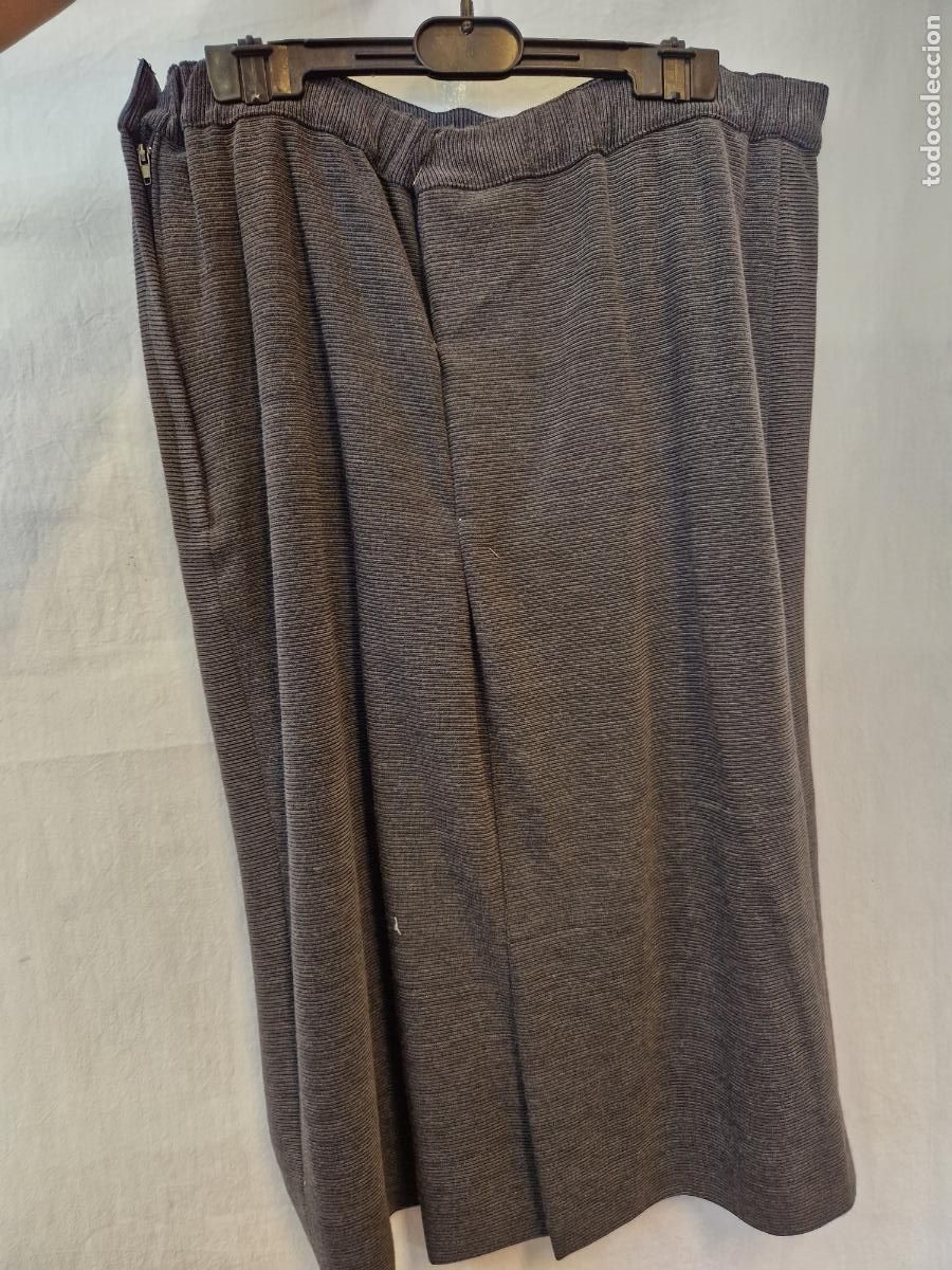 Nuevo: BONITA FALDA PARA MUJER. COLOR GRIS. TALLA 44