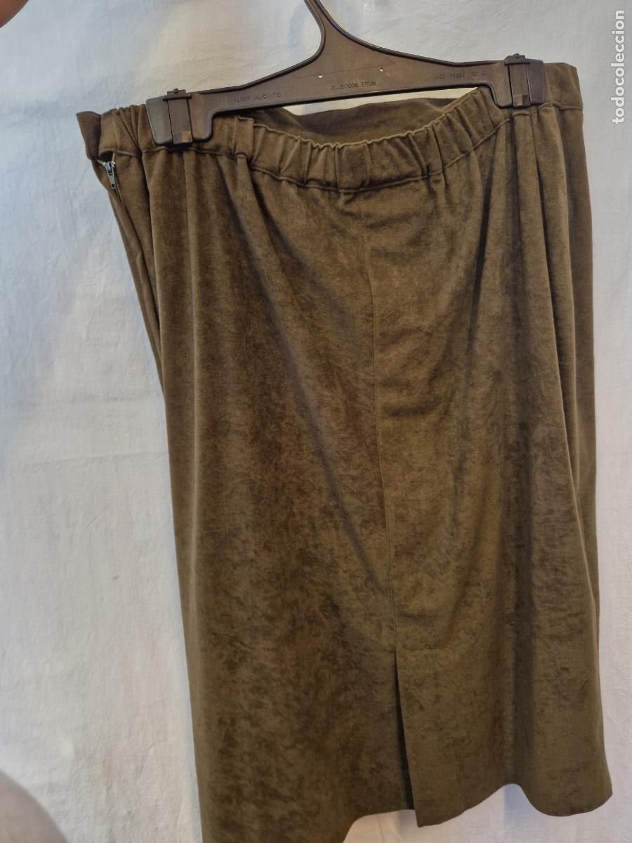 Nuevo: BONITA FALDA PARA MUJER. COLOR VERDE. TALLA 48