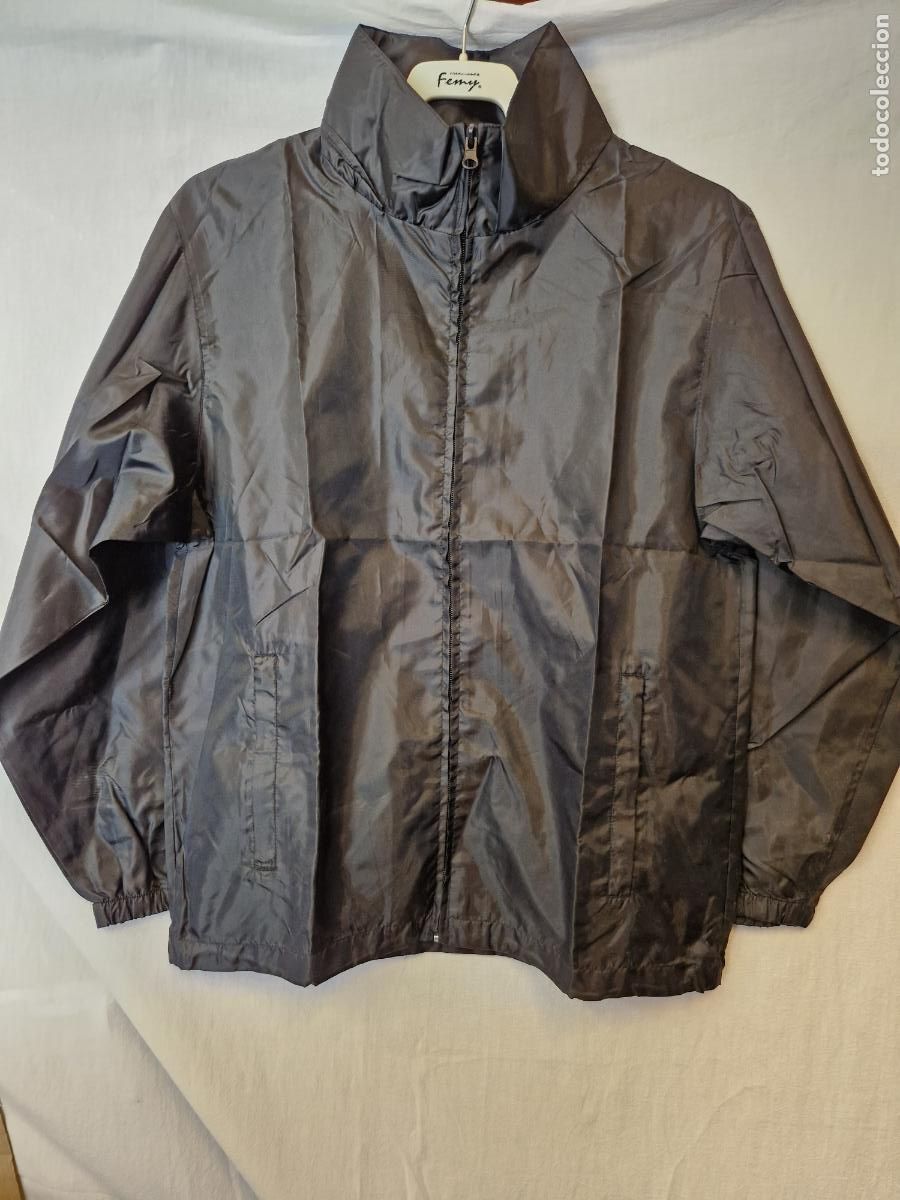 Novo: BONITA CHAQUETA CORTA VIENTOS. TALLA M. NUEVA