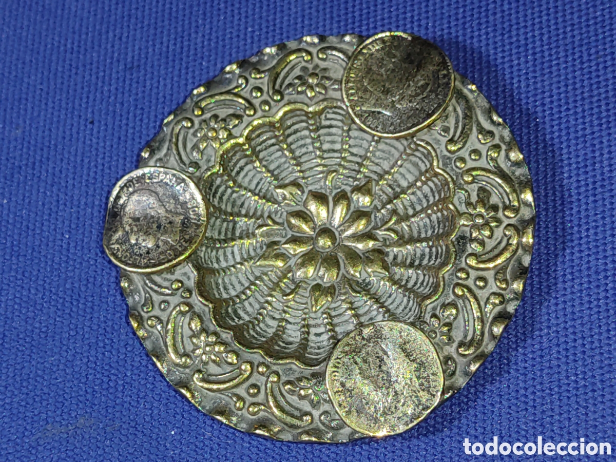 Nuevo: Cenicero antiguo de bronce repujado con monedas. - Foto 2