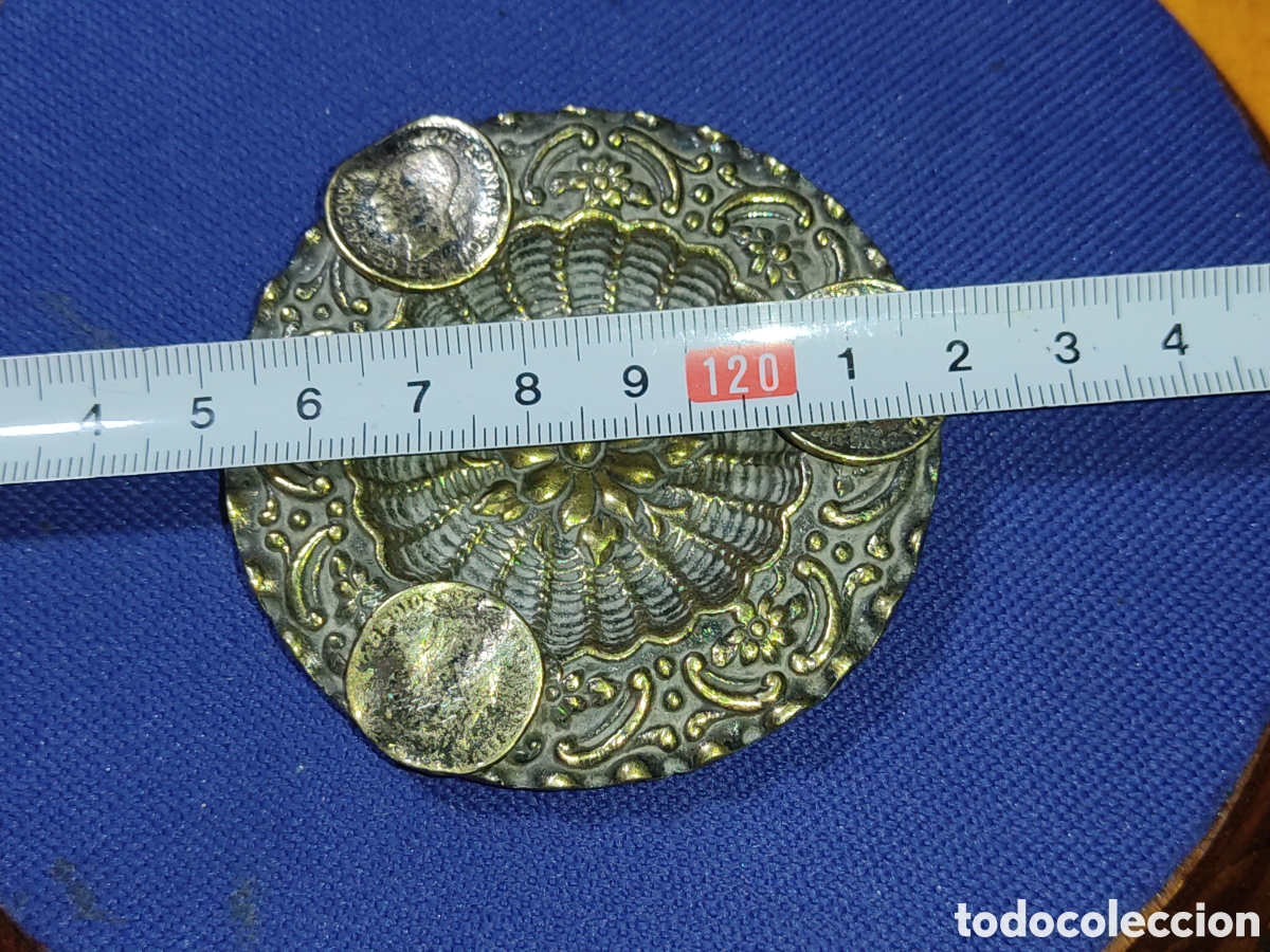 Nuevo: Cenicero antiguo de bronce repujado con monedas. - Foto 3
