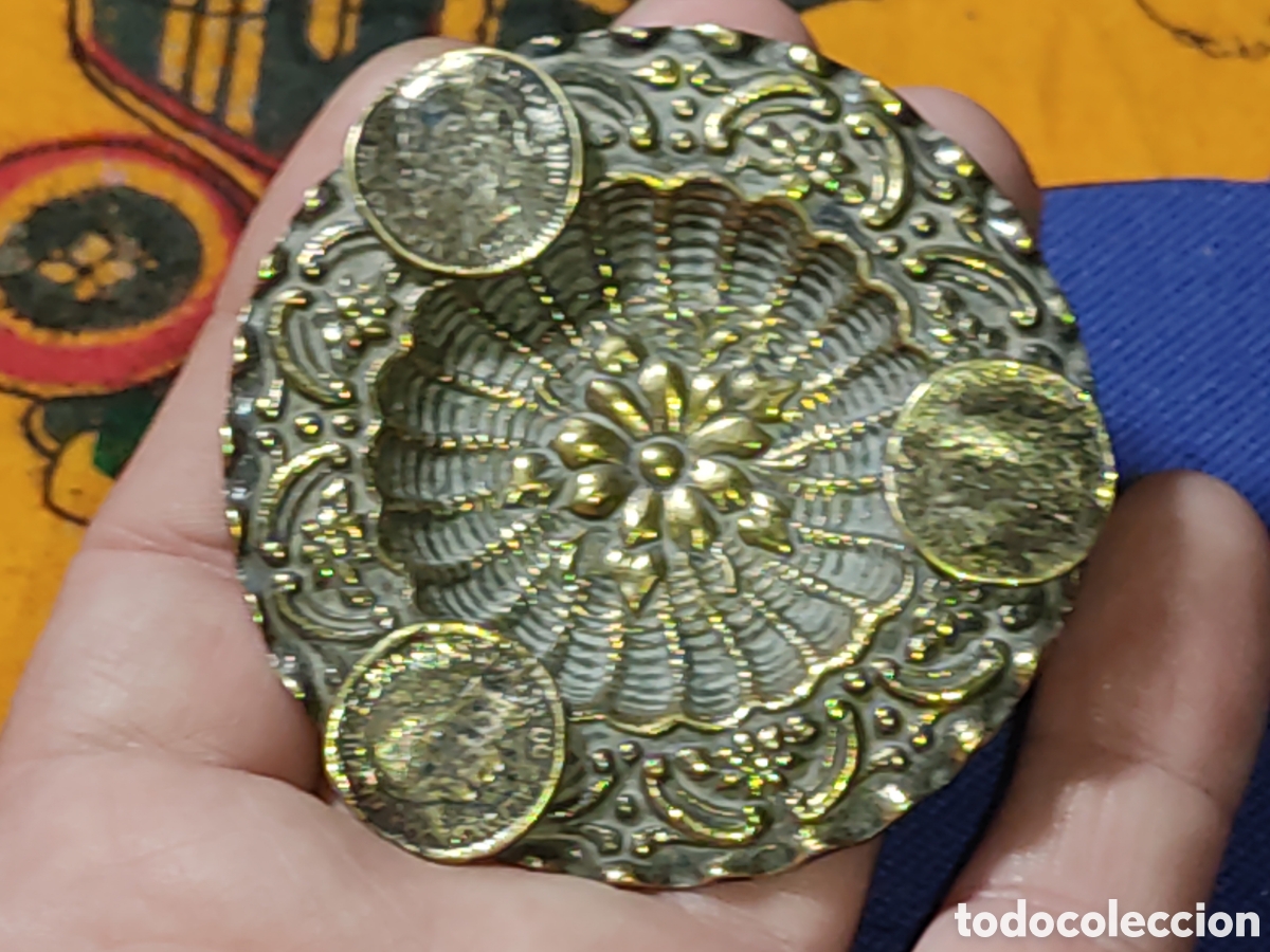 Nuevo: Cenicero antiguo de bronce repujado con monedas. - Foto 4