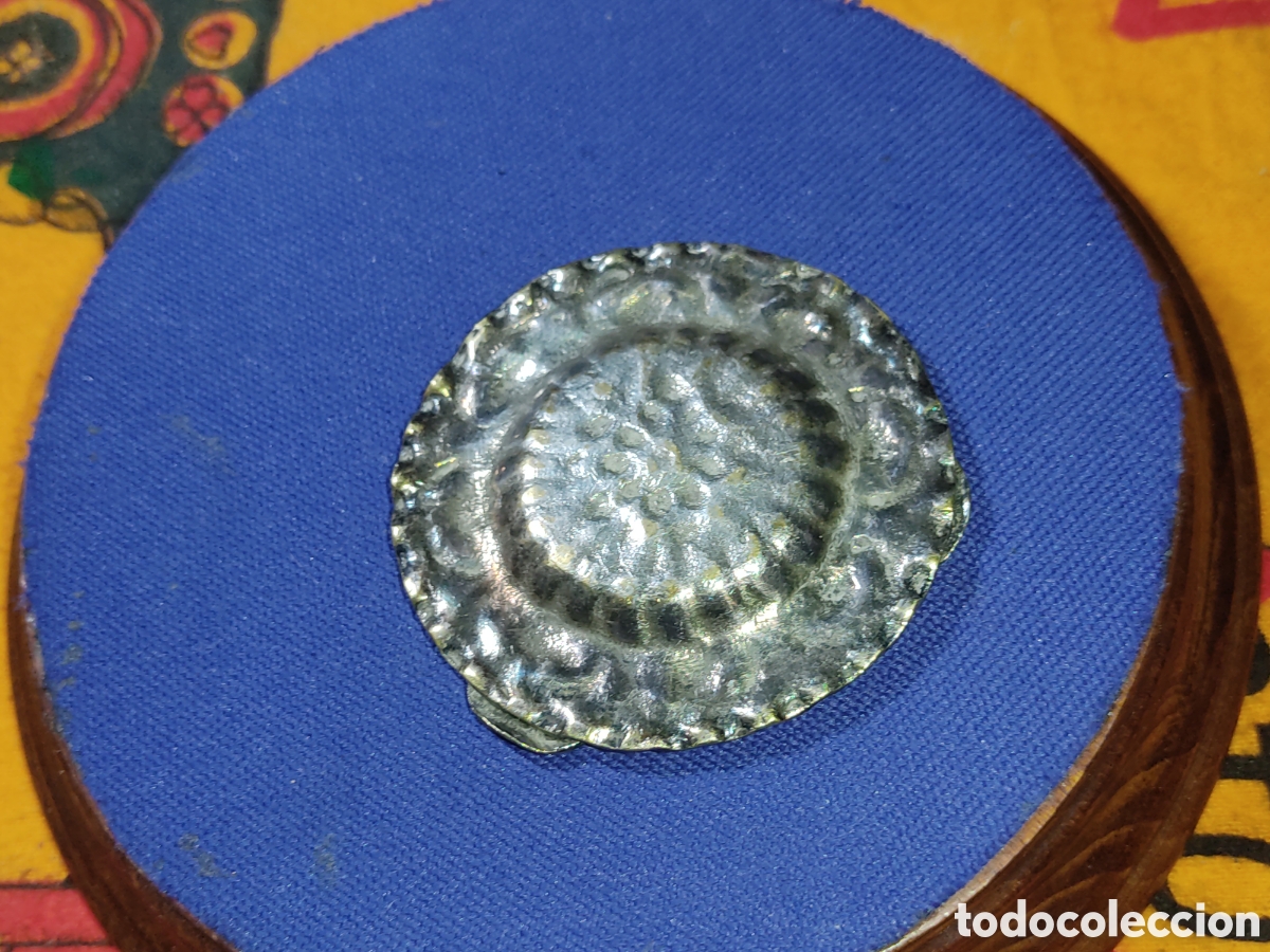 Nuevo: Cenicero antiguo de bronce repujado con monedas. - Foto 5