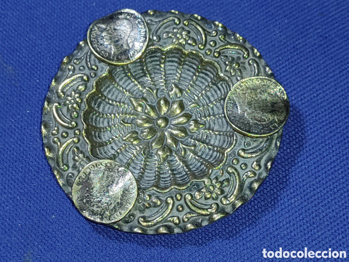 Nuevo: Cenicero antiguo de bronce repujado con monedas.
