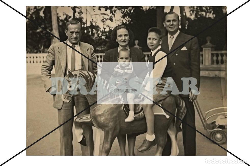 Nuevo: FOTO FAMILIAR EN EL PARQUE RIBALTA, POSIBLEMENTE DE EL FOTOGRAFO RIAU CASTELL&Oacute;N C 79