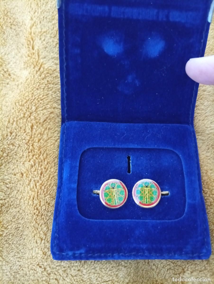 Nuevo: Elegantes gemelos con el escudo de la Universidad Internacional de Andalucia, en estuche de terciope