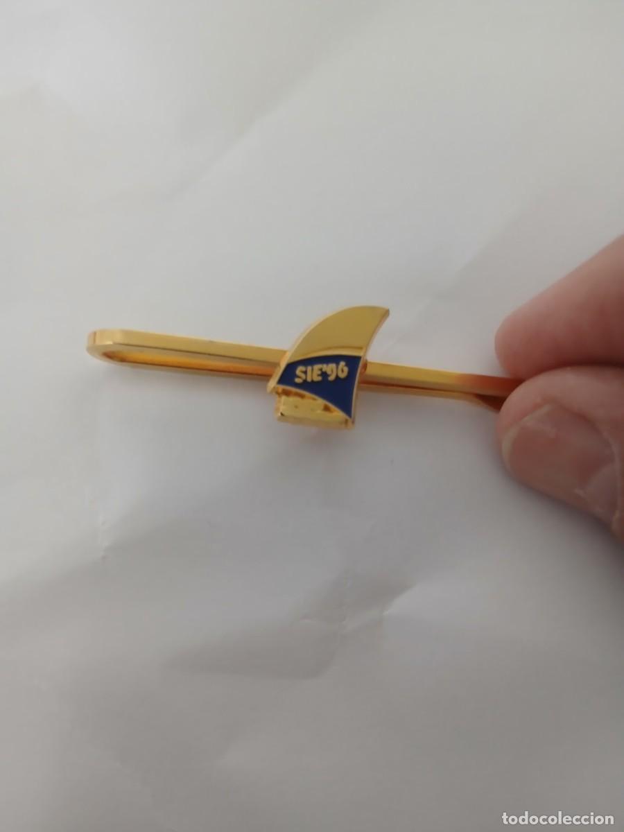 Nuevo: pisacorbatas de salon internacional del estudiante 1996 Pisacorbatas con dise&ntilde;o de bandera y el text
