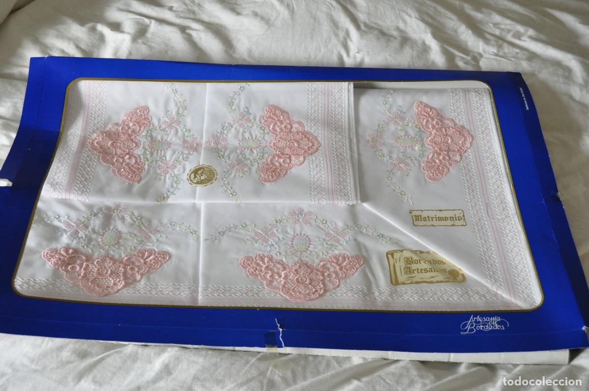 Nuevo: Sabana para cama de 135. Con bordados en rosa palido
