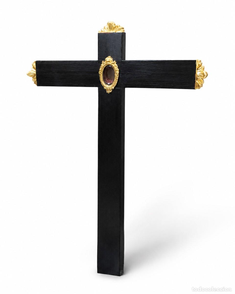 Nuevo: Cruz relicario policromada en negro pan de oro bajo