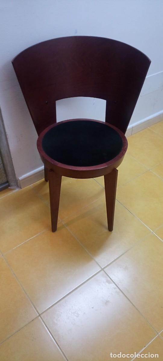 Nuevo: LOTE DE 4 SILLAS DE DISE&Ntilde;O Y MUEBLE EXPOSITOR.