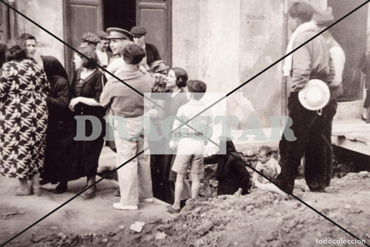 Nuevo: CASTELL&Oacute;N EN EL RECUERDO, GENTE SALIENDO DE UN REFUGIO ENLA GUERRA CIVIL C79