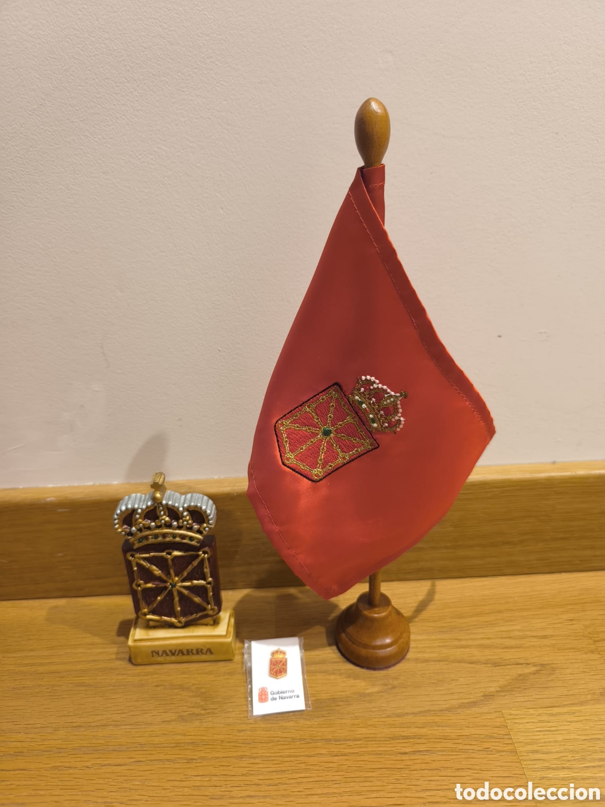 Nuevo: BANDERA SOBREMESA, ESCUDO Y PIN NAVARRA