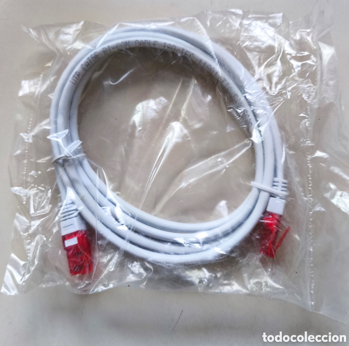 Nuevo: Cable de red UTP Cat5e de color blanco. Dise&ntilde;ado para conexiones de red fiables.