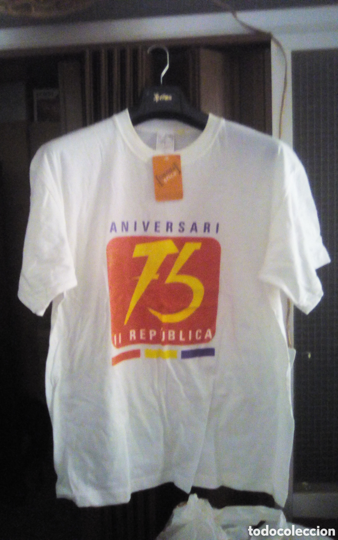 Nuevo: Camiseta conmemorativa 75 aniversario II Rep&uacute;blica. Tengo 5, elige tu talla. Ver descripci&oacute;n.