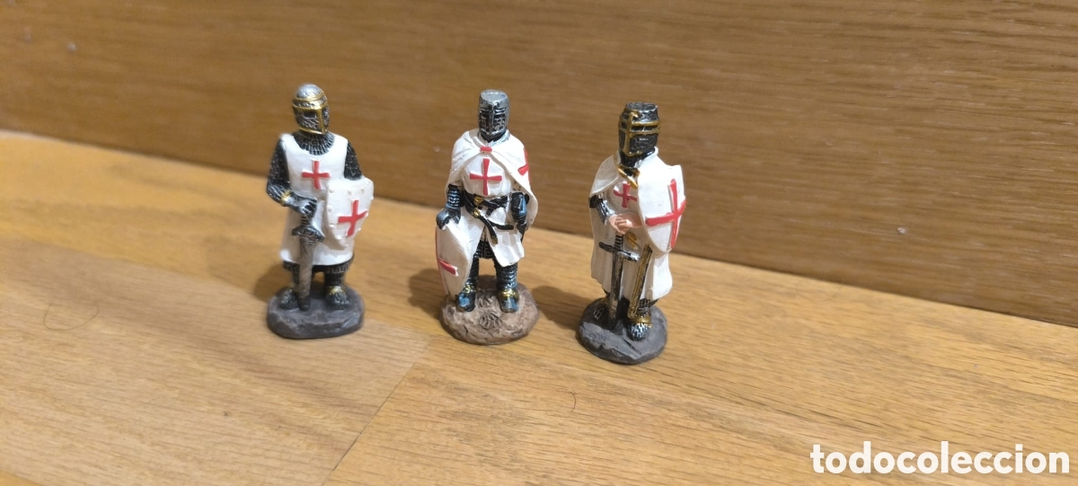 Nuevo: Figuras de tres guerreros cruzados