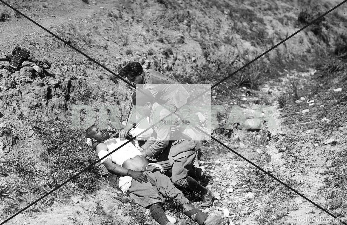Nuevo: LA GUERRA DE ESPA&Ntilde;A EN AFRICA, SOLDADOS ASISTIENDO A UN HERIDO EN MELILLA TD 81