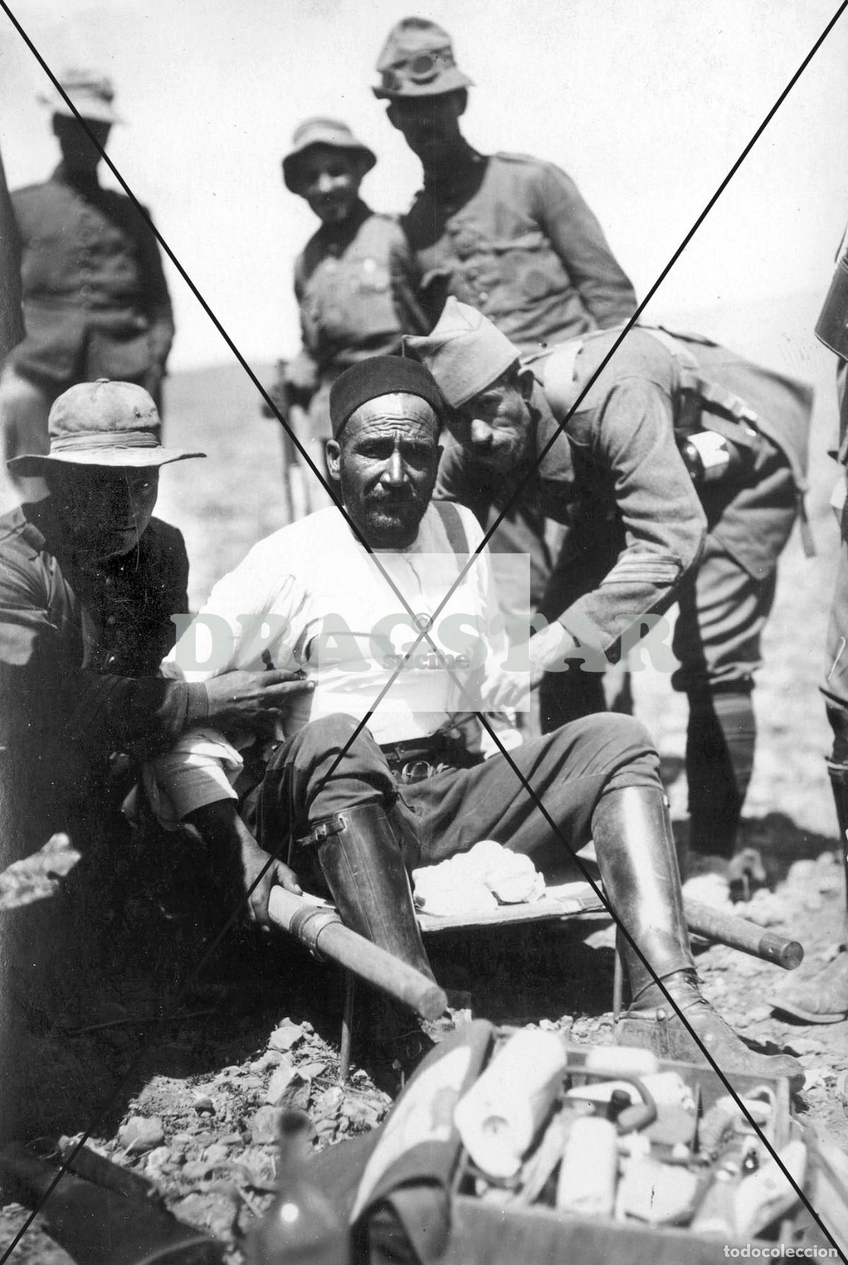 Nuevo: LA GUERRA DE ESPA&Ntilde;A EN AFRICA, SOLDADOS ASISTIENDO A UN HERIDO EN MELILLA TD 81